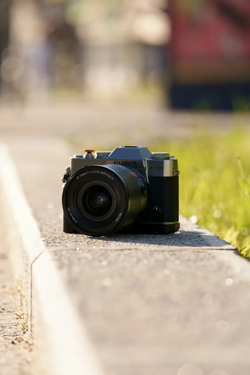 Fujifilm 미러리스 카메라 — 거리에서 촬영 중인 모습