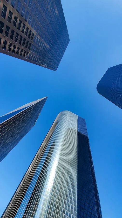 건축 사진 예시 — 광각으로 담은 대칭 건물 파사드와 빛