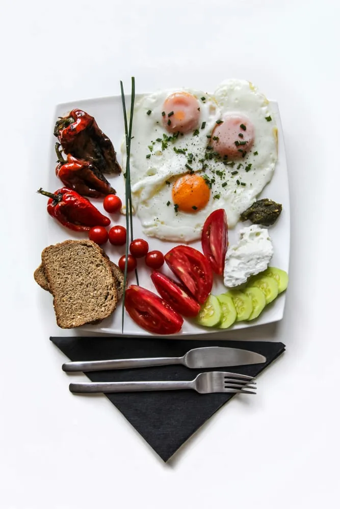 음식 탑뷰(플랫레이) 사진 — 위에서 내려다본 파스타와 소품 배치