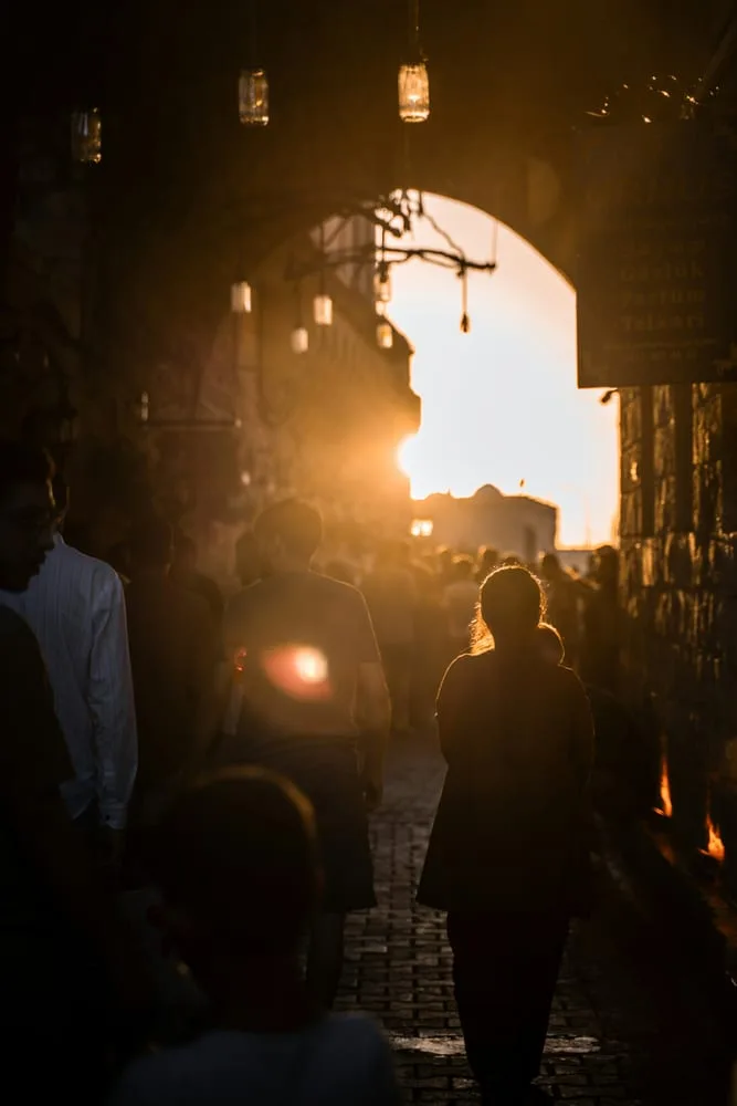 역광 인물 포트레이트 — 야외 골든아워 역광으로 촬영한 자연스러운 포즈
